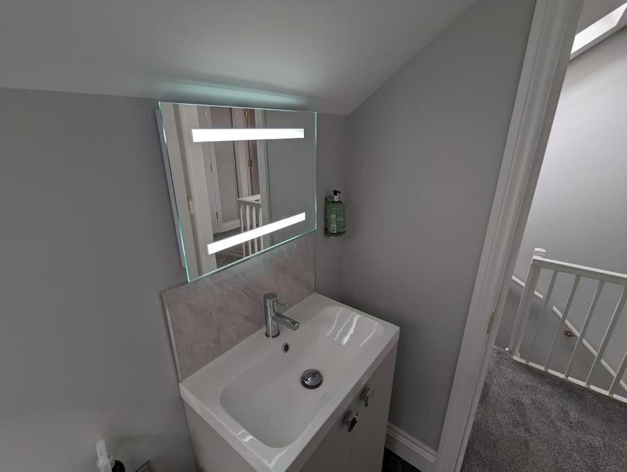 31 High Street - Modern & Stylish 2-Bed Apartment - Inc Parking Husbands Bosworth Buitenkant foto
