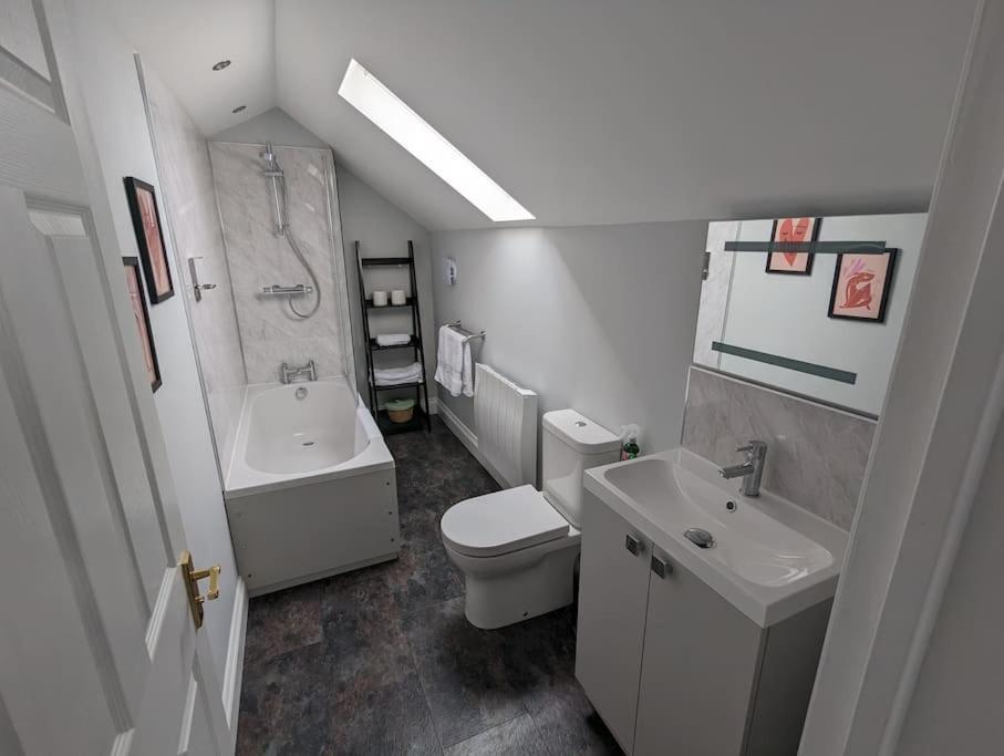 31 High Street - Modern & Stylish 2-Bed Apartment - Inc Parking Husbands Bosworth Buitenkant foto